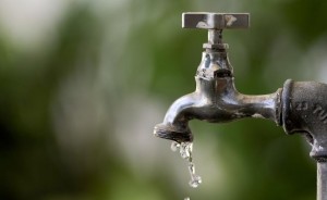 torneira-agua-falta-de-agua-sabesp-1442879279476_850x522