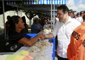 Governador Renan Filho abriu mais uma edição do Governo Presente nesta sexta-feira (2) cumprimentando população e assinando decreto.