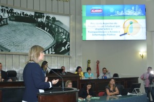 Controladora-geral do Estado, Maria Clara Bugarim, durante lançamento da cartilha em audiência pública na quarta-feira (30), na Assembleia Legislativa do Estado de Alagoas.