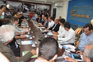 O Conselho Empresarial de Turismo e Hospitalidade da Fecomércio Alagoas (CETUR AL) foi instalado hoje (05), na sede da entidade, com as presenças do ministro do Turismo, Marx Beltrão, do coordenador do Conselho Empresarial de Turismo e Hospitalidade, criado pela Confederação Nacional do Comércio de Bens, Serviços e Turismo (CNC), Alexandre Sampaio, representantes do trade turístico de Alagoas, Governo do Estado e do Município, presidentes dos sindicatos afiliados à Fecomércio e do presidente da Federação, Wilton Malta.  O intuito do CETUR é fortalecer o desenvolvimento do turismo em Alagoas por meio de articulações entre o empresário do setor e as esferas executiva e legislativa. O primeiro passo do Conselho será a realização de um seminário, em janeiro de 2017, com o apoio do Ministério do Turismo e da Secretaria de Desenvolvimento Econômico e Turismo de Alagoas (Sedetur). O seminário terá como foco a capacitação empresarial e o fortalecimento da política pública nos municípios de base da Fecomércio e dos demais classificados como turísticos em Alagoas. A composição do Conselho é de membros efetivos, representados pelas entidades do setor em Alagoas, e os membros consultivos, que têm como base a Fecomércio (Sindilojas Arapiraca, Penedo, Palmeira, União, Sincofarma, Sirecom, Sincadeal e Secovi) e convidados. As reuniões acontecerão trimestralmente, sendo a primeira em março de 2017.  Ao abrir a reunião de instalação do CETUR, o presidente da Federação do Comércio de Bens, Serviços e Turismo do Estado de Alagoas (Fecomércio AL), Wilton Malta, afirmou que o Conselho tem a finalidade de unir os empresários a fim de atrair mais desenvolvimento, mais turismo e trazer negócios para o comércio varejista. Malta agradeceu as presenças do ministro, do presidente da CETUR, do presidente da FIEA, José Carlos Lyra, e demais participantes.  Na oportunidade, presidente do CETUR, Alexandre Sampaio, citou a campanha da CNC “Turismo e comércio viajam juntos”. Para ele, trata-se de “uma indexorável ligação”. Sampaio afirmou que todas essas discussões ocorrem em ambiente nacional por meio do conselho da CNC. “São casas que têm representatividade. Então, a Fecomércio Alagoas tem essa visão aqui. Reformoluou o conselho permitindo que todos tenham assento. Alagoas é um dos principais destinos turísticos. A CNC e a Fecomércio estão à disposição do senhor para trabalhar e de todo seu espectro”, afirmou.    Para o presidente do Sindicato de Hotéis, Restaurantes, Bares e Similares de Alagoas, Carlos Gatto, o momento foi importante porque trouxe para dentro da mentalidade do comércio a importância do turismo. “Para continuar crescendo como destino internacional, precisamos fazer o dever de casa. Investir mais. Na infraestrutura, especialmente, nas estradas e saneamento. A gente vende as belezas naturais, mas também as artificiais. A Casal fez umas parcerias agora, mas não tem feito uma gestão apropriada para uma rede adequada. O transbordo atrapalha enormemente”, pontuou.  Para justificar a necessidade de investimento, Gatto comentou a realidade de outros destinos em marketing. “O que o Estado de Alagoas investe em marketing, por exemplo, é menor do que o investimento da capital do Rio Grande do Norte. O destino turístico tem as belezas, mas também precisa da parte artificial”, ressaltou.  A assessora legislativa da Fecomércio, Cláudia Pessôa, convidou alguns dos participantes para consolidar a instalação do Conselho com a assinatura no livro de abertura de atas de registro, com o presidente da Fecomércio, o ministro - como conselheiro de honra – o presidente da CETUR, e o presidente do Sindicato de Hotéis, Restaurantes, Bares e Similares de Alagoas, representando os integrantes do Conselho.  Durante a instalação do CETUR, Wilton Malta, anunciou que Alagoas terá o Centro de Gastronomia, pois o investimento já autorizado pela CNC. “O processo está em fase de licitação. A previsão é de seis meses, após o processo licitatório”, afirmou.  OBRAS O ministro lembrou que uma das primeiras medidas adotada por ele à frente do Ministério do Turismo foi identificar as dificuldades. Para isso, foi necessário escutar todos os trades turísticos, secretários municipais de grandes cidades, bancada federal, frente parlamentar do turismo na Câmara. “Muitas das ações são vontade política. São questões que do meu ponto de vista não tem dificuldade para resolver. Faltava disposição política. Se o governo está me dando oportunidade de representar, eu tenho que sair com a missão cumprida. Transformar o turismo mais competitivo, com menos burocracia e gerar mais empregos”, comentou. Segundo Marx Beltrão, não é possível anunciar todo o plano porque precisa do aval do presidente da república, Michel Temer. No entanto, durante a reunião na Fecomércio, ele adiantou algumas medidas, como a liberação dos vistos, “não vejo porque o Brasil está dificultando a entrada dos estrangeiros. A Medida Provisória já está pronta”. Dentre outros pontos que o ministro antecipou a Medida Provisória para regular a questão da conectividade aérea que é um grande problema no Nordeste. “Temos muito mais leitos do que voos operando no Nordeste, apesar de não ser uma pauta específica do turismo, mais em parceria com a ANAC desenvolvemos uma outra MP para poder transformar o setor mais competitivo, regulando a questão do querosene,  colocando um preço único para todo o País, reduzindo os impostos; e a questão também dos pesos de bagagens para que possamos fazer como alguns países da Europa”, observou, acrescentando a Modernização da Lei Geral do Turismo e a necessidade de avanço na qualificação profissional na promoção do turismo. Marx parabenizou Malta pela atitude em instalar o Conselho de Turismo em Alagoas e reforçou sobre o seminário que acontecerá em janeiro, que a Fecomércio vai fazer e o ministério e o governo do Estado vão apoiar. “O que o ministério puder oferecer ao trade, ao Estado de Alagoas, aos prefeitos das cidades que fomentam o turismo alagoano fará. Tem muitas ações que podemos fazer que até o governo do estado não tem conhecimento”, declarou.  O ministro declarou haver recursos garantidos para a urbanização da Praia da Sereia, o muro de contenção da Praia da Avenida, a Eco Via Norte, a ampliação do Centro de Convenções, a duplicação da AL 101 Norte para chegar até a Barra de Santo Antônio e a construção do Centro de Convenções da Barra de São Miguel. Para o Litoral Sul, Marx afirmou que conseguiu empenhar a duplicação de São Sebastião, além das obras de recuperação do Porto de Maceió e terminal turístico do Porto, a ponte de Penedo à Neópolis (esta última ainda não está empenhada). “Não vão faltar recursos para as obras que estejam andando e que estão em harmonia com a Caixa e o Ministério do Turismo. Estamos com dificuldade de contratar novas obras”, assegurou o ministro.  O diretor Regional do Sesc, Willys Albuquerque, e a diretora Regional do Senac, Telma Ribeiro, que comporão o Conselho como membros efetivos, participaram da reunião.  
