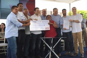  Nesta sexta-feira (2), foi liberado, em Junqueiro, um total de R$ 1.385.630 em recursos para o fortalecimento de cooperativas e associações de produção agrícola, além de diversos microempreendedores de todo o Estado