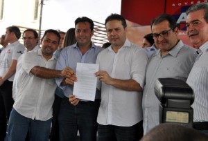 Assinatura do decreto devolve atratividade ao coco produzido no Estado; norma foi assinada nesta sexta-feira (2), pelo governador Renan Filho, durante a abertura do Governo Presente, no município de Junqueiro