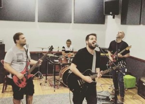 O lançamento acontece nesta sexta-feira (9), no Clube do Rock Show Pub (antigo Snooker Bar), no Stella Maris.