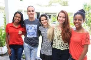 Cinco alunos da rede pública estadual que conseguiram êxito no vestibular d Uncisal e que iniciam nesta segunda-feira (30) uma nova fase da vida.