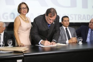 Secretário Christian Teixeira (sentado à dir.) representou o governador Renan Filho na solenidade de posse dos novos membros da Diretoria Executiva e do Conselho Deliberativo da Almagis.