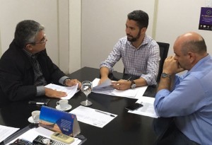 Secretário Helder Lima com o presidente do Sindicato dos Guias de Turismo de Alagoas (Singtur–AL), Henrique Dantas; em pauta: discussão sobre as demandas do segmento no Estado