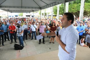 Governador Renan Filho garantiu à população de Capela nesta sexta-feira (13) melhoria no serviço de abastecimento de água, ao assinar a ordem de serviço para modernização do sistema
