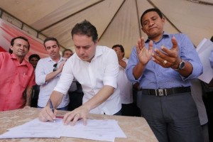 Governador Renan Filho ao assinar várias ordens de serviço nesta terça (17) para providências no sentido de amenizar efeitos da longa estiagem em Palmeira dos Índios e região.