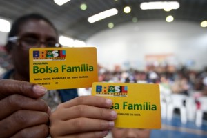 Benefício começou a ser pago na quarta-feira (18) a 394 mil famílias alagoanas; programa atende 13,5 milhões de pessoas em todo o país.