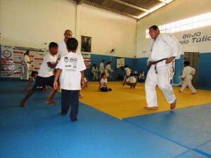 Senseis  Nilson (esquerda) e Charles ensinam Judô para crianças do Serviço de Convivência da Semas.