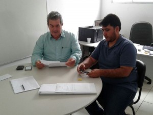 Secretários Álvaro Vasconcelos (Estado) e Leonardo Monteiro (Campo Alegre) discutiram parcerias entre a Seagri e o município