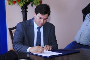 Decretos assinados nessa segunda-feira (03) também determinam horário de atendimento, e retorno dos servidores efetivos aos locais de origem.