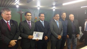 Honraria, que teve como autor o vereador Denisval Basílio, foi entregue na manhã desta quarta-feira (15) 
