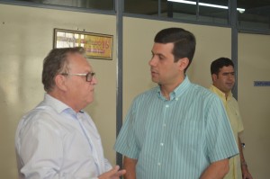 Hugo Wanderley (à direita) conversa com o prefeito de Santana, Isnaldo Bulhões