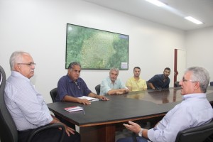Prefeito Rogério Teófilo e o diretor do Departamento de Estradas e Rodagens (DER/AL), Helder Gazzaneo, durante conversa