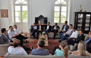 Governador Renan Filho recebe prefeitos que compõem a nova diretoria da Associação dos Municípios Alagoanos (AMA), em Palácio