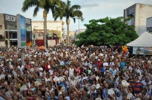 Povo de Arapiraca compareceu em peso na frente da concatedral (Foto: Antônio Lima)