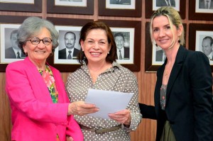 Celina Bravo (ao centro) sendo empossada como diretora-geral do TCE