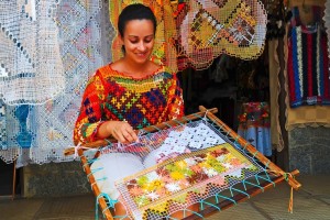 Artesã confeccionando artesanato de Filé. O artesanato de Alagoas é um dos mais ricos e variados do Nordeste e é produzido em todos os quadrantes do Estado. São trabalhos em palha, cerâmica, madeira, couro, casca de coco, fibra da bananeira e bordados em geral confeccionados por pessoas simples das comunidades que têm no artesanato uma fonte de renda. Maceió (AL). Foto: Lulu Pinheiro *** Local Caption *** * prazo indeterminado