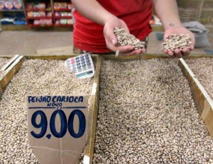índice releva queda no preço de alguns produtos, como feijão carioca (foto), alho e mamão