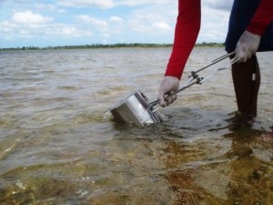 Coleta de água durante a 13 campanha de monitoramento de organismos bentônicos, Rio São Francisco, Divisa ALSE.