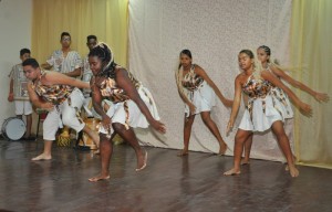 Grupo de afoxé Pérola Negra se apresentou no tablado do local (Foto: Antônio Lima) 