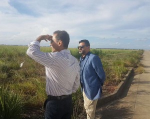 Autoridades se reuniram com o responsável pelo canteiro. Instalação começa em abril e contratação da mão de obra deverá ser local 