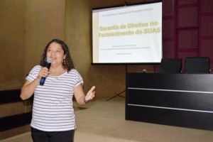 Diretora do Sindicato dos Assistentes Sociais do Estado de Alagoas (Saseal), Jinadiene da Silva Soares, defendeu a discussão concreta sobre o Plano Decenal durante as conferências municipais deste ano