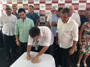 Governador Renan Filho e o secretário de Transporte e Desenvolvimento Urbano (Setrand), Mosart Amaral assinaram um protocolo de intenções para realização do trabalho