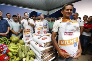  Em Matriz de Camaragibe neste domingo (23), governador Renan Filho fez entrega de 79,2 toneladas de sementes de feijão, milho e sorgo e anunciou investimentos em outras áreas