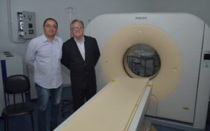 Prefeito Isnaldo Bulhões (direita) em visita ao hospital regional de Santana