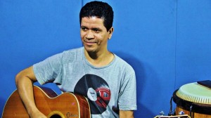 Edi Ribeiro faz o pocket show do movimento, na terça-feira (11), apresentando composições de autoria própria e de colegas da cena musical alagoana 