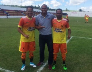 Atacante Aloísio Chulapa (ao centro) prestigiou a abertura da competição