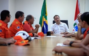 Durante a tarde, Renan Filho esteve reunido, no Salão de Despachos do Palácio República dos Palmares, com secretários estaduais, o comandante-geral do Corpo de Bombeiros (CB), coronel Adriano Amaral, e o coordenador da Defesa Civil Estadual, major Moisés