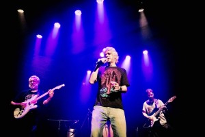 Cantor e compositor apresenta no bar e restaurante Zeppelin, sábado (6), às 20h, o show ‘Missionário’, com repertório original pós-punk; a cozinha fica por conta do dono da casa, Clandio Schettert 