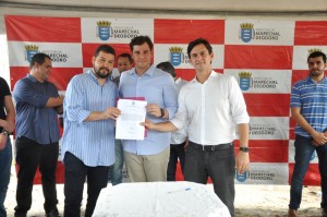 Ordens de retomada da construção das quadras das Escolas Municipais Dr. Joviniano de Almeida Rodas e Eleuza Galvão Rodas foram assinadas em solenidade na manhã desta quinta-feira (11)
