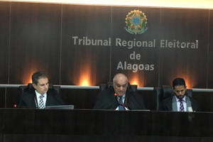 Procurador Regional Eleitoral Marcial Duarte Coêlho, Desembargador presidente José Carlos Malta Marques e o Diretor geral Maurício Omena (Foto: Ascom MPF/AL) 
