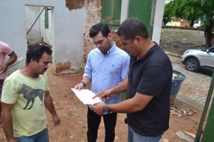 Prefeito Rodrigo Valença (ao centro) fiscaliza andamento das obras da nova creche