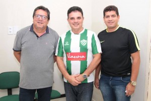Prefeito Kil (ao centro) garante apoio para retorno do Zumbi