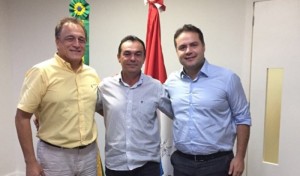 Prefeito Celino (centro) esteve acompanhado do deputado Galba Novaes (esq) com o governador Renan Filho