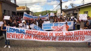 Manifestação popular reuniu cerca de 1500 pessoas nesta segunda-feira (10) 