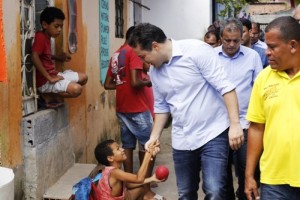 Governador Renan Filho durante visita e conversa com moradores de várias grotas de Maceió nesta quinta-feira (3) para vistorias ao Programa Vida Nova nas Grotas
