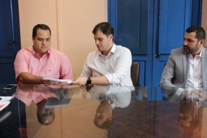 Prefeito Cláudio Filho Cacau entregou o Projeto de Lei ao presidente da Câmara Municipal, André Luiz, na tarde desta quarta-feira (16)