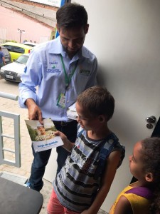 Projeto Luz do Saber entrega cartilhas com dicas de segurança e eficiência energética
