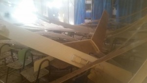 Uma sala de aula e a dispensa da escola foram interditadas após a parede de uma construção irregular de um primeiro andar desabar sobre o prédio na tarde dessa segunda-feira (25) 