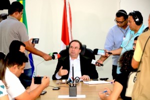 Governador em exercício, Luciano Barbosa, durante coletiva nesta segunda-feira (30) para anunciar detalhes do concurso na Educação