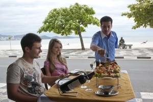 Turistas apreciam o prato de frutos do mar,  no Restaurante Lago da Sereia, localizado no Balneário Camboriú. As opções da gastronomia desde churrascaria, pizzarias, cantinas e restaurantes das mais diversas cozinhas, faz do litoral de Santa Catarina, uma referência para os turistas que procuram bons restaurantes com qualidade. Balneário Camboriú (SC). Foto: David Rego Jr. *** Local Caption *** *prazo indeterminado