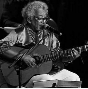 O cantor e compositor Ibys Maceió, que comemora 40 anos de carreira, faz o pocket show do movimento na terça-feira (10), no jardim do teatro Deodoro 