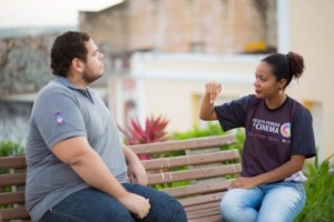 Professora Joseane dos Santos ressalta participação especial de tradutores intérpretes de Libras/Língua Portuguesa (TILSP) durante Circuito de Cinema de Penedo