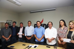Mais dois prefeitos entram no PMDB de Alagoas Governador e vice presidem, na sede do partido, ato político da filiação de Henrique Vilela (Porto de Pedras) e Paula Santa Rosa, de Belém